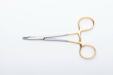 Çelik cerrahi aletler ve laboratuvar ekipmanları beyaz arka planda izole edilmiş. Profesyonel klinik aletleri. Tıbbi, cerrahi, ambulans ve veteriner konsepti. Yumuşak seçici odaklı yakın plan