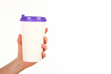 İnsan eli plastik kapaklı boş bir kahve fincanı tutar. Tek kullanımlık fincana çay ya da kahve konsepti. Metin veya logo için yeri ve yeri kopyala. Beyaz bir arkaplanda izole edilmiş
