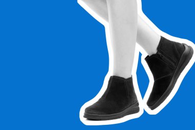 Bayan giysi ayakkabısı. Düşük deri ayakkabılar giyen uzun ince kadın bacağı. Fotokopi alanı olan moda modeli. Klasik ve günlük kıyafet konsepti. Ayrıntılı yakın çekim stüdyo çekimi. Dergi tarzı moda kolajı