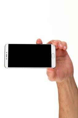 İnsan eli, avucunda boş bir krom ekran olan modern bir akıllı telefonu tutar. Teknoloji ve reklam kavramı. Ayrıntılı yakın çekim stüdyo çekimi soyut beyaz arka planda izole