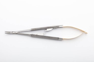 Çelik cerrahi aletler ve laboratuvar ekipmanları beyaz arka planda izole edilmiş. Profesyonel klinik aletleri. Tıbbi, cerrahi, ambulans ve veteriner konsepti. Yumuşak seçici odaklı yakın plan