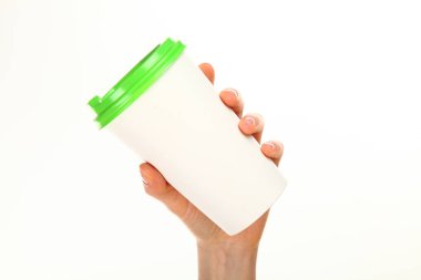 İnsan eli plastik kapaklı boş bir kahve fincanı tutar. Tek kullanımlık fincana çay ya da kahve konsepti. Metin veya logo için yeri ve yeri kopyala. Beyaz bir arkaplanda izole edilmiş