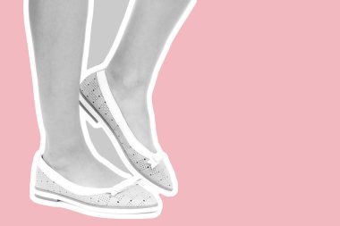 Bayan giysi ayakkabısı. Düşük deri ayakkabılar giyen uzun ince kadın bacakları. Fotokopi alanı olan moda modeli. Klasik ve günlük kıyafet konsepti. Detaylı yakın çekim stüdyo çekimi Magazin tarzı moda kolajı