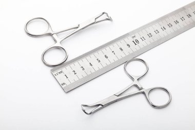 Çelik cerrahi aletler ve laboratuvar ekipmanları beyaz arka planda izole edilmiş. Profesyonel klinik aletleri. Tıbbi, cerrahi, ambulans ve veteriner konsepti. Yumuşak seçici odaklı yakın plan