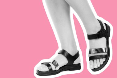 Bayan giysi ayakkabısı. Deri sandalet giyen uzun ince kadın bacakları. Fotokopi alanı olan moda modeli. Klasik ve günlük kıyafet konsepti. Ayrıntılı yakın çekim stüdyo çekimi. Dergi tarzı moda kolajı