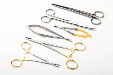 Çelik cerrahi aletler ve laboratuvar ekipmanları beyaz arka planda izole edilmiş. Profesyonel klinik aletleri. Tıbbi, cerrahi, ambulans ve veteriner konsepti. Yumuşak seçici odaklı yakın plan