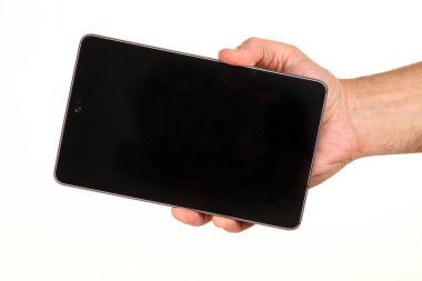İnsan eli, avucunda boş bir krom ekran olan modern bir akıllı telefonu tutar. Teknoloji ve reklam kavramı. Ayrıntılı yakın çekim stüdyo çekimi soyut beyaz arka planda izole