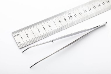 Çelik cerrahi aletler ve laboratuvar ekipmanları beyaz arka planda izole edilmiş. Profesyonel klinik aletleri. Tıbbi, cerrahi, ambulans ve veteriner konsepti. Yumuşak seçici odaklı yakın plan