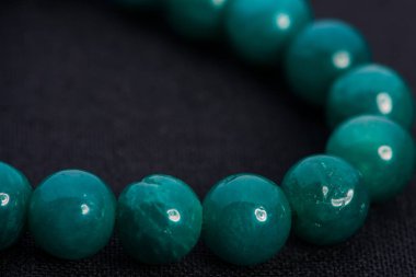 Güzel ve zarif el yapımı mücevher kolye ve renkli parlak boncuklar. Moda ve el işi aksesuarları. Soyut bulanık arkaplan üzerine yumuşak seçici odak ile sanat yakın plan