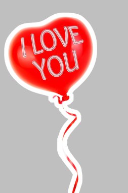 Kırmızı lastik şişme kalp şeklinde balon. Aşk, ilişki, sevgililer günü ve doğum günü kutlaması konsepti. Boş kopya alanı olan dergi tarzı moda kolajı