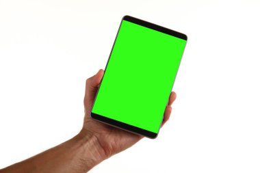İnsan eli, avucunda boş bir krom ekran olan modern bir akıllı telefonu tutar. Teknoloji ve reklam kavramı. Ayrıntılı yakın çekim stüdyo çekimi soyut beyaz arka planda izole