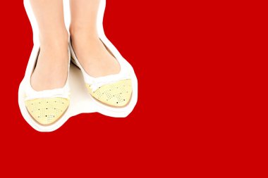 Bayan giysi ayakkabısı. Düşük deri ayakkabılar giyen uzun ince kadın bacağı. Fotokopi alanı olan moda modeli. Klasik ve günlük kıyafet konsepti. Ayrıntılı yakın çekim stüdyo çekimi. Dergi tarzı moda kolajı