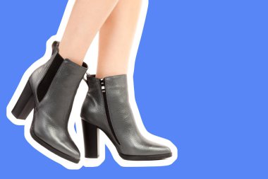 Bayan giysi ayakkabısı. Yüksek topuklu ayakkabı giyen uzun ince kadın bacakları. Fotokopi alanı olan moda modeli. Klasik ve günlük kıyafet konsepti. Ayrıntılı yakın çekim stüdyo çekimi. Dergi tarzı moda kolajı