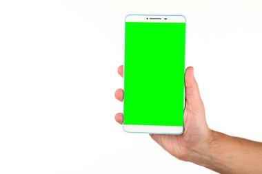 İnsan eli, avucunda boş bir krom ekran olan modern bir akıllı telefonu tutar. Teknoloji ve reklam kavramı. Ayrıntılı yakın çekim stüdyo çekimi soyut beyaz arka planda izole