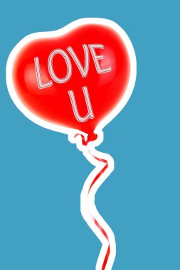 Kırmızı lastik şişme kalp şeklinde balon. Aşk, ilişki, sevgililer günü ve doğum günü kutlaması konsepti. Boş kopya alanı olan dergi tarzı moda kolajı