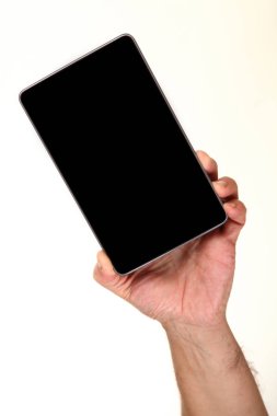 İnsan eli, avucunda boş bir krom ekran olan modern bir akıllı telefonu tutar. Teknoloji ve reklam kavramı. Ayrıntılı yakın çekim stüdyo çekimi soyut beyaz arka planda izole