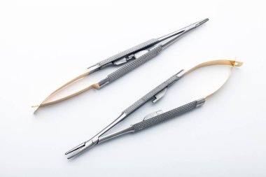 Çelik cerrahi aletler ve laboratuvar ekipmanları beyaz arka planda izole edilmiş. Profesyonel klinik aletleri. Tıbbi, cerrahi, ambulans ve veteriner konsepti. Yumuşak seçici odaklı yakın plan