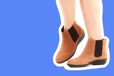 Bayan giysi ayakkabısı. Düşük deri ayakkabılar giyen uzun ince kadın bacağı. Fotokopi alanı olan moda modeli. Klasik ve günlük kıyafet konsepti. Ayrıntılı yakın çekim stüdyo çekimi. Dergi tarzı moda kolajı