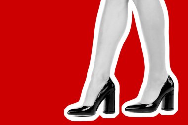Bayan giysi ayakkabısı. Yüksek topuklu ayakkabı giyen uzun ince kadın bacakları. Fotokopi alanı olan moda modeli. Klasik ve günlük kıyafet konsepti. Ayrıntılı yakın çekim stüdyo çekimi. Dergi tarzı moda kolajı