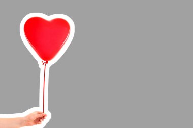 Kadın eli kırmızı kauçuk, şişme kalp şeklinde balon tutuyor. Aşk, ilişki, sevgililer günü ve doğum günü kutlaması konsepti. Boş kopya alanı olan dergi tarzı moda kolajı