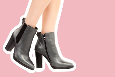 Bayan giysi ayakkabısı. Yüksek topuklu ayakkabı giyen uzun ince kadın bacakları. Fotokopi alanı olan moda modeli. Klasik ve günlük kıyafet konsepti. Ayrıntılı yakın çekim stüdyo çekimi. Dergi tarzı moda kolajı