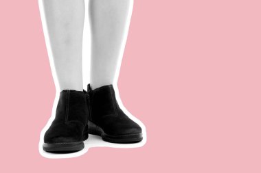 Bayan giysi ayakkabısı. Uzun ince dişinin bacakları düşük deri ayakkabı giyer. Fotokopi alanı olan moda modeli. Klasik ve günlük kıyafet konsepti. Ayrıntılı yakın çekim stüdyo çekimi. Dergi tarzı moda kolajı