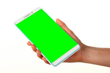 İnsan eli, avucunda boş bir krom ekran olan modern bir akıllı telefonu tutar. Teknoloji ve reklam kavramı. Ayrıntılı yakın çekim stüdyo çekimi soyut beyaz arka planda izole