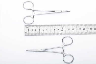 Çelik cerrahi aletler ve laboratuvar ekipmanları beyaz arka planda izole edilmiş. Profesyonel klinik aletleri. Tıbbi, cerrahi, ambulans ve veteriner konsepti. Yumuşak seçici odaklı yakın plan