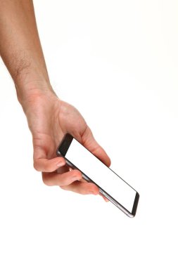 İnsan eli, avucunda boş bir krom ekran olan modern bir akıllı telefonu tutar. Teknoloji ve reklam kavramı. Ayrıntılı yakın çekim stüdyo çekimi soyut beyaz arka planda izole