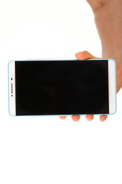 İnsan eli, avucunda boş bir krom ekran olan modern bir akıllı telefonu tutar. Teknoloji ve reklam kavramı. Ayrıntılı yakın çekim stüdyo çekimi soyut beyaz arka planda izole