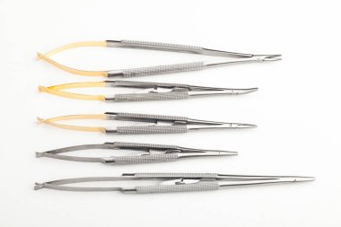 Çelik cerrahi aletler ve laboratuvar ekipmanları beyaz arka planda izole edilmiş. Profesyonel klinik aletleri. Tıbbi, cerrahi, ambulans ve veteriner konsepti. Yumuşak seçici odaklı yakın plan