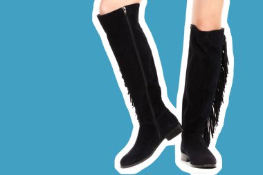 Bayan giysi ayakkabısı. Uzun ince kadın bacakları uzun deri çizmeler giyer. Fotokopi alanı olan moda modeli. Klasik ve günlük kıyafet konsepti. Ayrıntılı yakın çekim stüdyo çekimi. Dergi tarzı moda kolajı