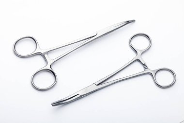 Çelik cerrahi aletler ve laboratuvar ekipmanları beyaz arka planda izole edilmiş. Profesyonel klinik aletleri. Tıbbi, cerrahi, ambulans ve veteriner konsepti. Yumuşak seçici odaklı yakın plan