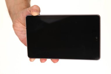 İnsan eli, avucunda boş bir krom ekran olan modern bir akıllı telefonu tutar. Teknoloji ve reklam kavramı. Ayrıntılı yakın çekim stüdyo çekimi soyut beyaz arka planda izole