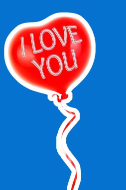 Kırmızı lastik şişme kalp şeklinde balon. Aşk, ilişki, sevgililer günü ve doğum günü kutlaması konsepti. Boş kopya alanı olan dergi tarzı moda kolajı