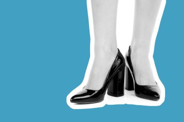 Bayan giysi ayakkabısı. Yüksek topuklu ayakkabı giyen uzun ince kadın bacakları. Fotokopi alanı olan moda modeli. Klasik ve günlük kıyafet konsepti. Ayrıntılı yakın çekim stüdyo çekimi. Dergi tarzı moda kolajı
