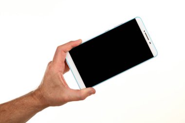 İnsan eli, avucunda boş bir krom ekran olan modern bir akıllı telefonu tutar. Teknoloji ve reklam kavramı. Ayrıntılı yakın çekim stüdyo çekimi soyut beyaz arka planda izole