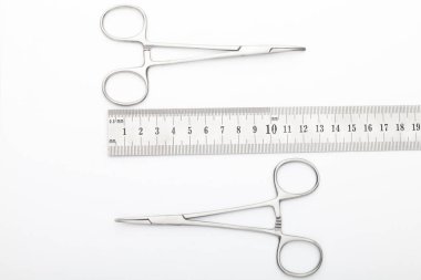 Çelik cerrahi aletler ve laboratuvar ekipmanları beyaz arka planda izole edilmiş. Profesyonel klinik aletleri. Tıbbi, cerrahi, ambulans ve veteriner konsepti. Yumuşak seçici odaklı yakın plan