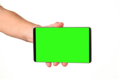 İnsan eli, avucunda boş bir krom ekran olan modern bir akıllı telefonu tutar. Teknoloji ve reklam kavramı. Ayrıntılı yakın çekim stüdyo çekimi soyut beyaz arka planda izole