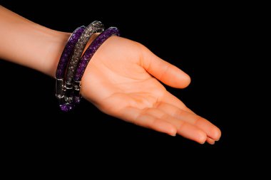 Güzel bir el yapımı mücevher bileziği. Renkli parlak boncuklar ve nötr manikürlü gevşek bir kadın bileği. Moda ve el işi aksesuarları. Yumuşak seçici odaklı yakın plan