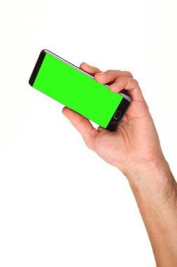 İnsan eli, avucunda boş bir krom ekran olan modern bir akıllı telefonu tutar. Teknoloji ve reklam kavramı. Ayrıntılı yakın çekim stüdyo çekimi soyut beyaz arka planda izole