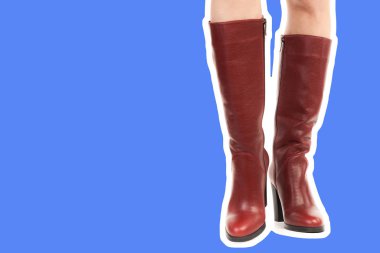 Bayan giysi ayakkabısı. Uzun ince kadın bacakları yüksek topuklu uzun çizmeler giyer. Fotokopi alanı olan moda modeli. Klasik ve günlük kıyafet konsepti. Detaylı yakın çekim stüdyo çekimi Magazin tarzı moda kolajı