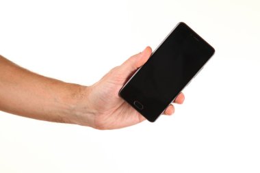 İnsan eli, avucunda boş bir krom ekran olan modern bir akıllı telefonu tutar. Teknoloji ve reklam kavramı. Ayrıntılı yakın çekim stüdyo çekimi soyut beyaz arka planda izole