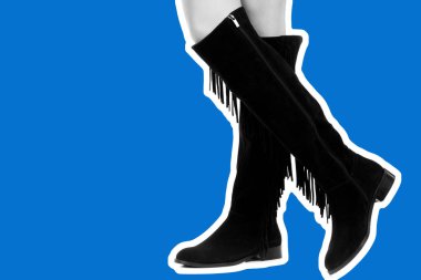 Bayan giysi ayakkabısı. Uzun ince kadın bacakları uzun deri çizmeler giyer. Fotokopi alanı olan moda modeli. Klasik ve günlük kıyafet konsepti. Ayrıntılı yakın çekim stüdyo çekimi. Dergi tarzı moda kolajı