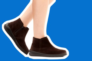 Bayan giysi ayakkabısı. Düşük deri ayakkabılar giyen uzun ince kadın bacağı. Fotokopi alanı olan moda modeli. Klasik ve günlük kıyafet konsepti. Ayrıntılı yakın çekim stüdyo çekimi. Dergi tarzı moda kolajı