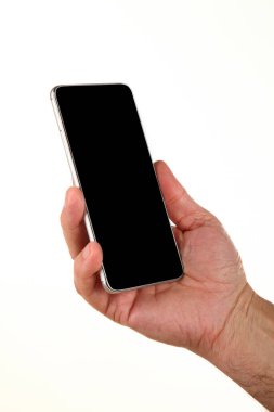 İnsan eli, avucunda boş bir krom ekran olan modern bir akıllı telefonu tutar. Teknoloji ve reklam kavramı. Ayrıntılı yakın çekim stüdyo çekimi soyut beyaz arka planda izole