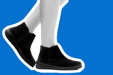 Bayan giysi ayakkabısı. Düşük deri ayakkabılar giyen uzun ince kadın bacağı. Fotokopi alanı olan moda modeli. Klasik ve günlük kıyafet konsepti. Ayrıntılı yakın çekim stüdyo çekimi. Dergi tarzı moda kolajı