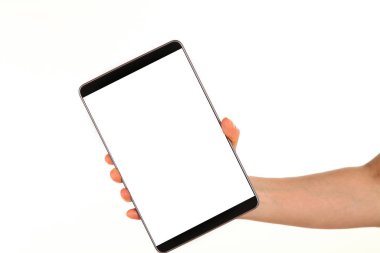 İnsan eli, avucunda boş bir krom ekran olan modern bir akıllı telefonu tutar. Teknoloji ve reklam kavramı. Ayrıntılı yakın çekim stüdyo çekimi soyut beyaz arka planda izole