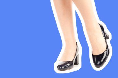 Bayan giysi ayakkabısı. Yüksek topuklu ayakkabı giyen uzun ince kadın bacakları. Fotokopi alanı olan moda modeli. Klasik ve günlük kıyafet konsepti. Ayrıntılı yakın çekim stüdyo çekimi. Dergi tarzı moda kolajı