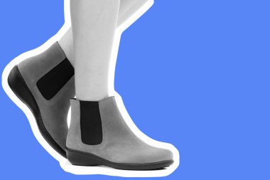 Bayan giysi ayakkabısı. Düşük deri ayakkabılar giyen uzun ince kadın bacakları. Fotokopi alanı olan moda modeli. Klasik ve günlük kıyafet konsepti. Ayrıntılı yakın çekim stüdyo çekimi. Dergi tarzı moda kolajı